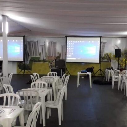 aluguel de palco e praticavel com telão e projetores